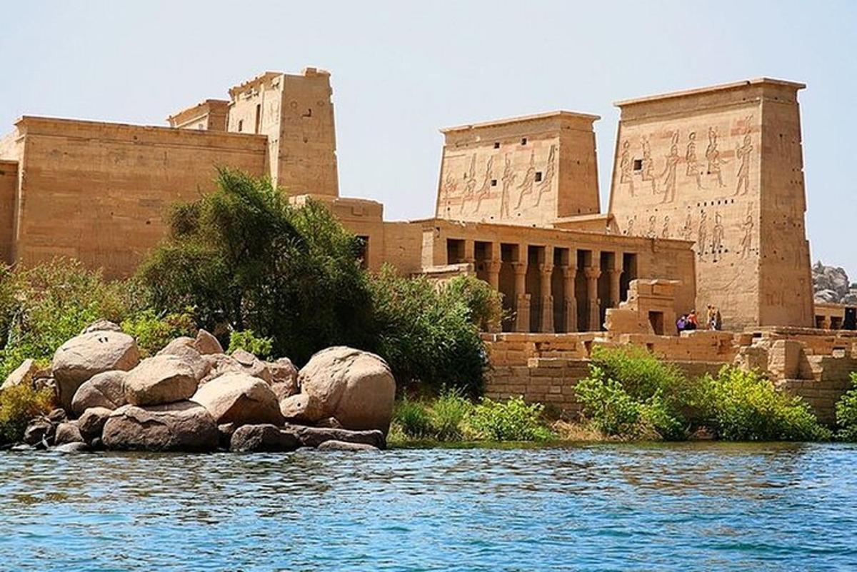 un edificio en la orilla de un cuerpo de agua