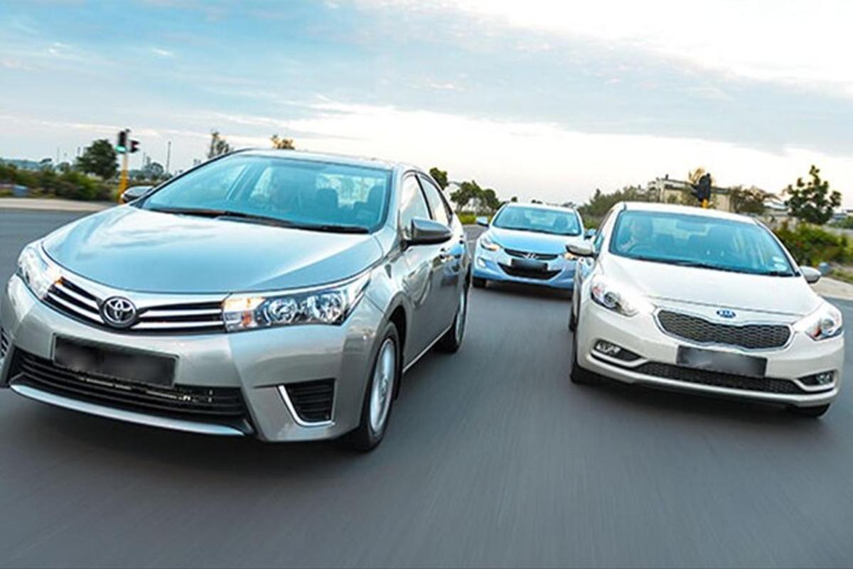 sekumpulan kereta yang memandu di lebuh raya