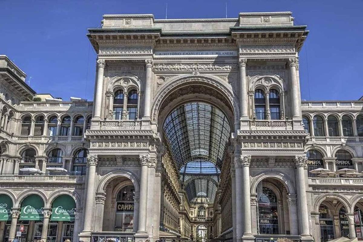 Un gran edificio con un arco delante.