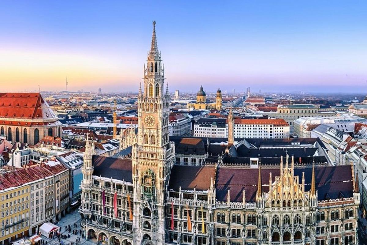 um edifício alto com uma torre de relógio em uma cidade