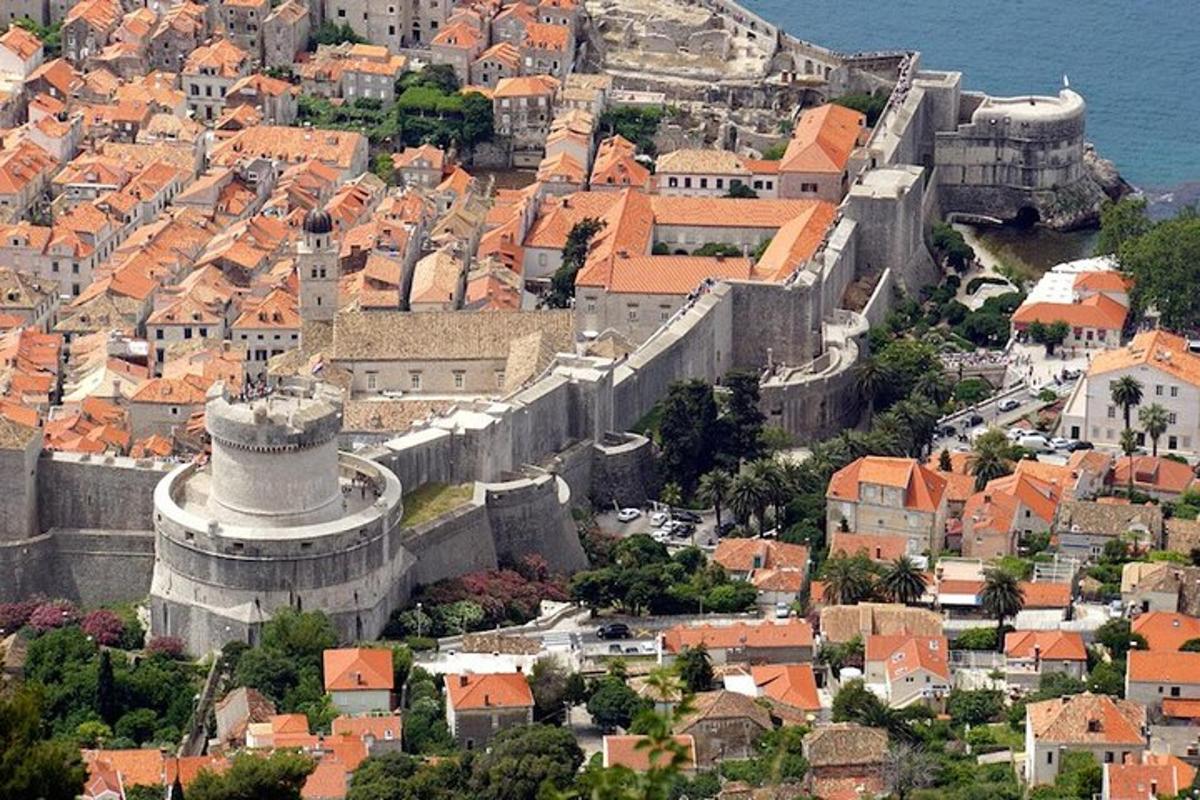 Letecký pohled na město Dubrovník s hradbami