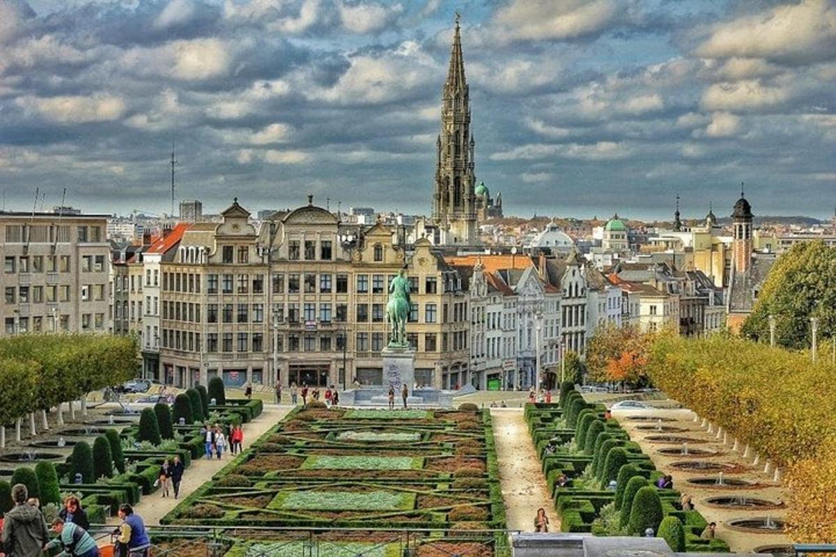 Blick auf eine Stadt mit einem Brunnen und Gebäuden