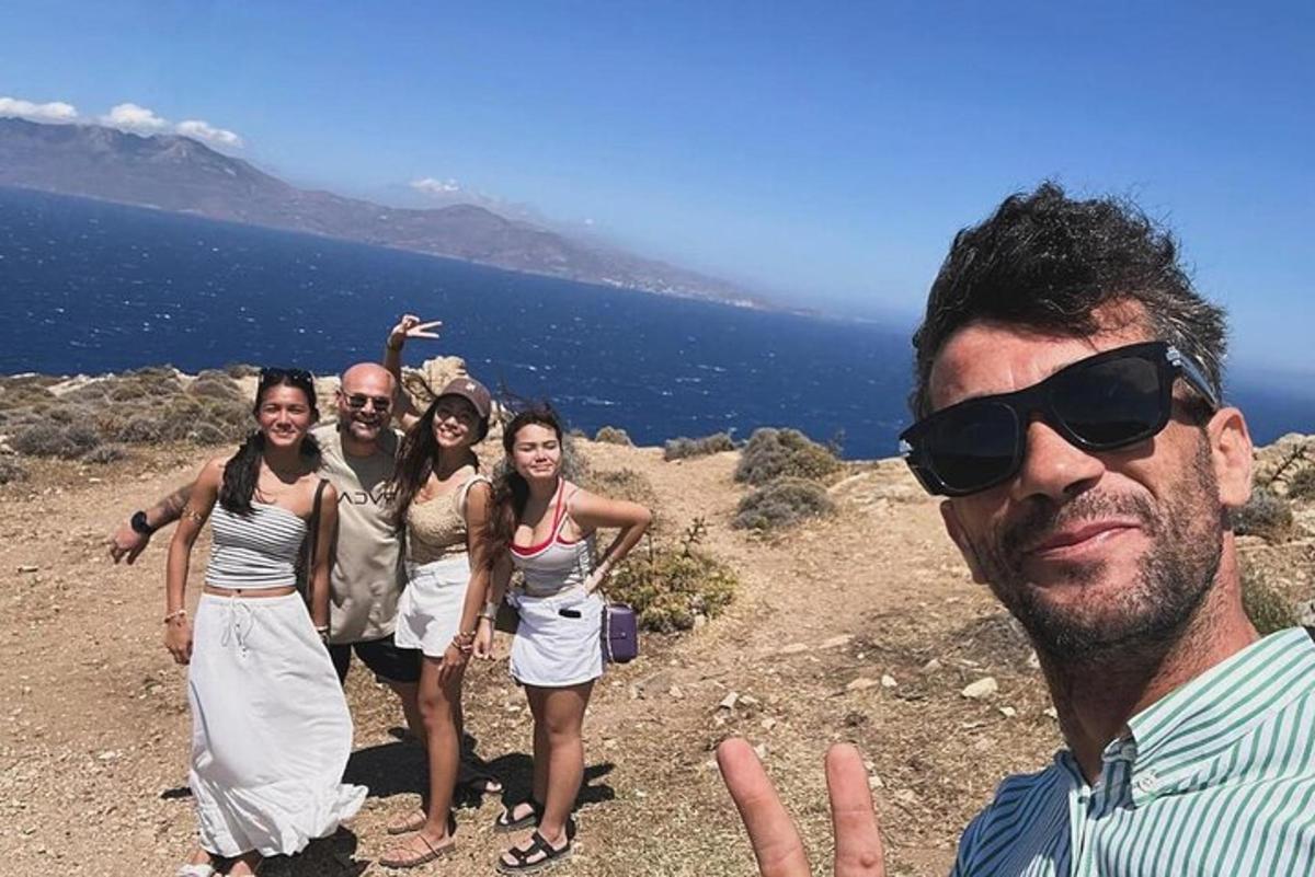 hópur fólks sem stendur uppi á fjallstindi
