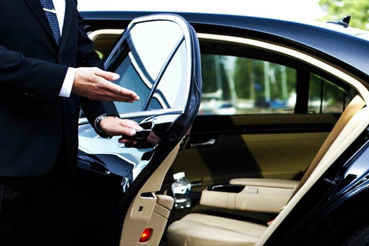seorang lelaki dalam sut masuk ke dalam kereta