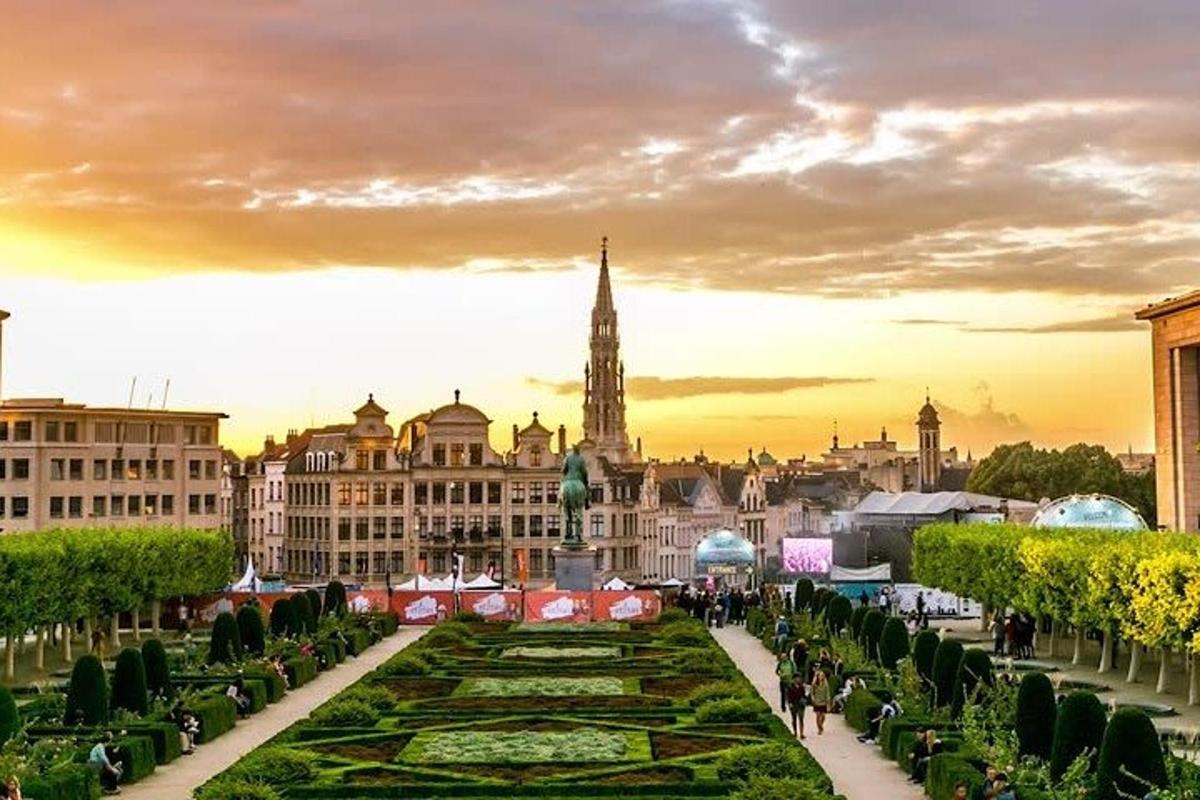 ein Blick auf eine Stadt mit einem Uhrturm