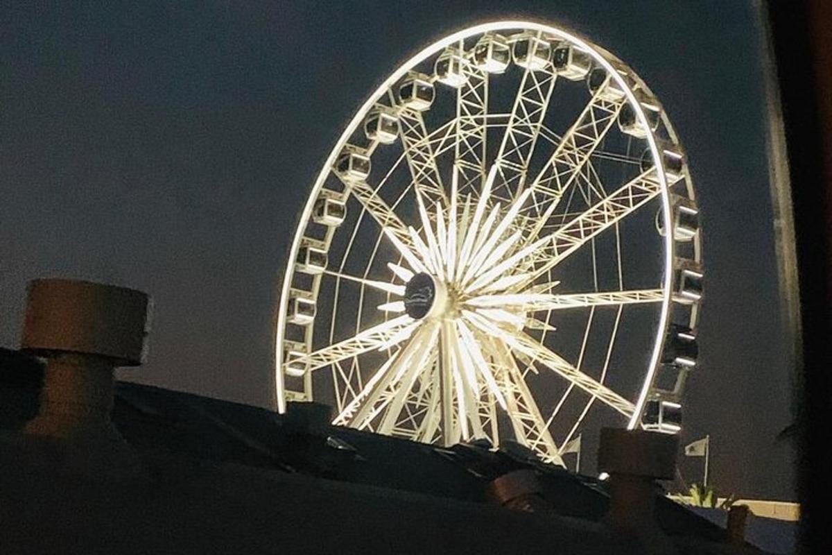 et stort pariserhjul opplyst om natten