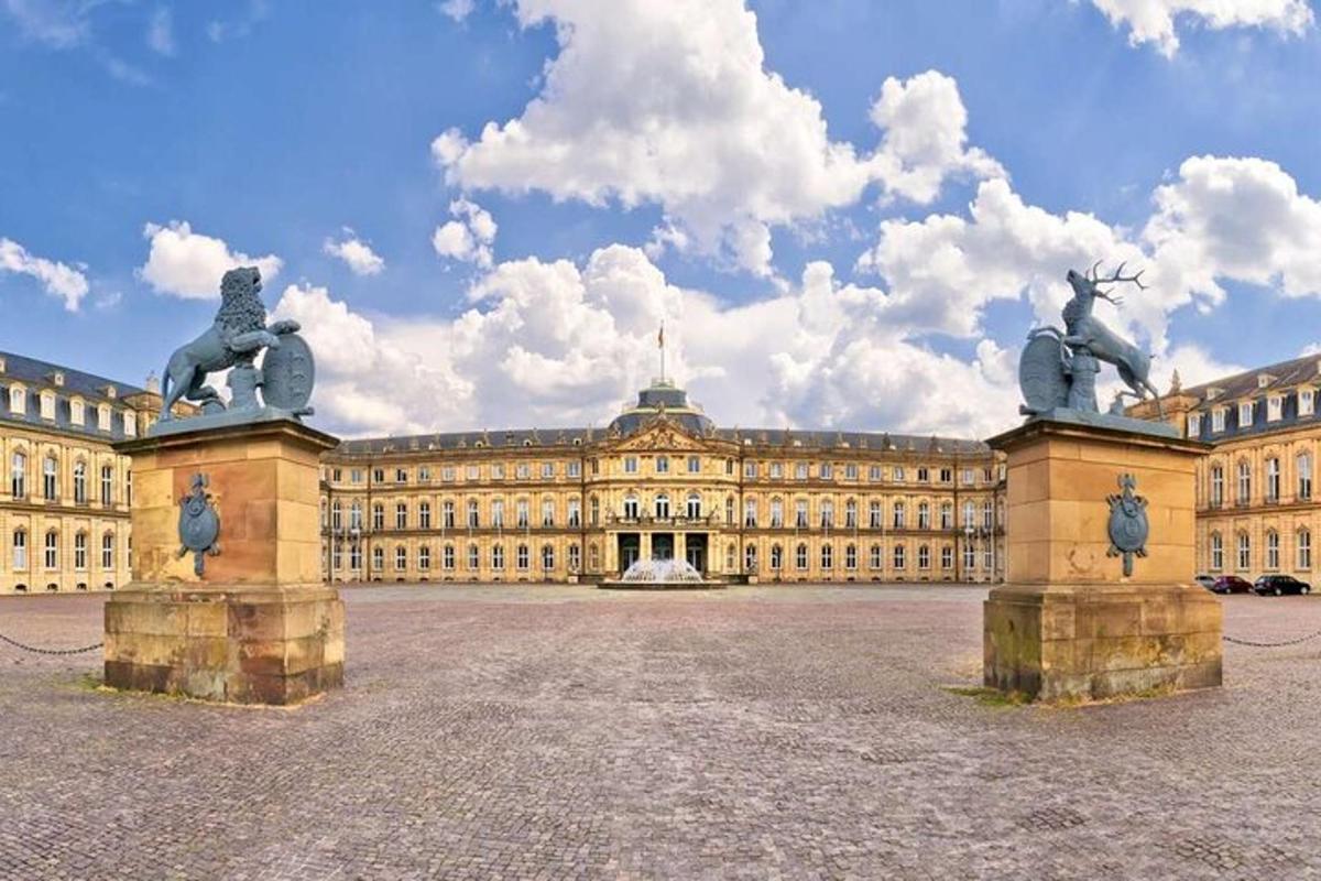 ein großes Gebäude mit zwei Statuen davor