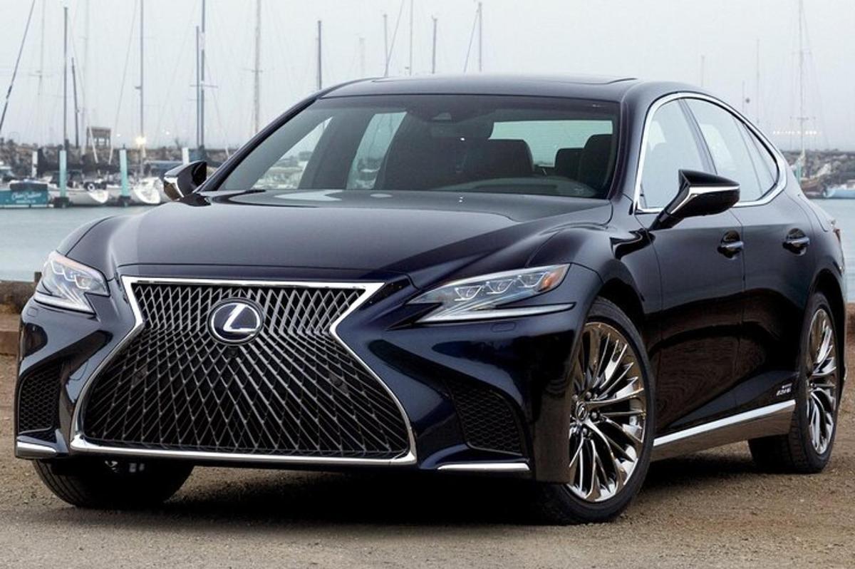 černý lexus zaparkovaný vedle přístavu