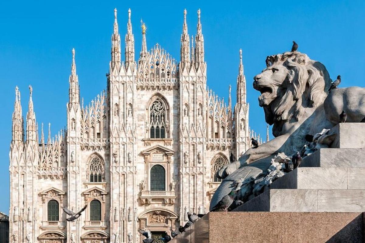 un edificio con una estatua frente a una catedral