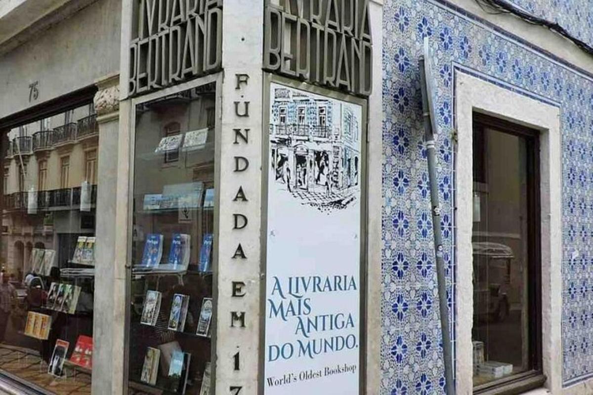 una tienda con un cartel en el escaparate