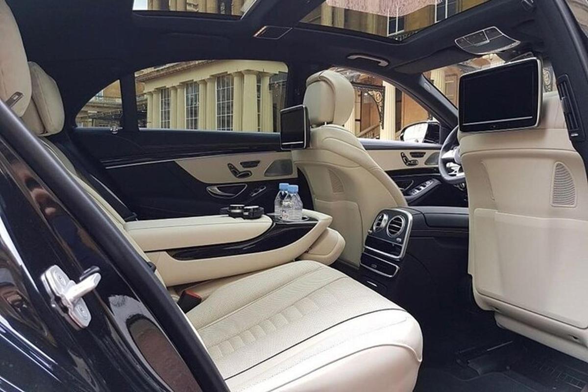 uma visão do interior de um carro