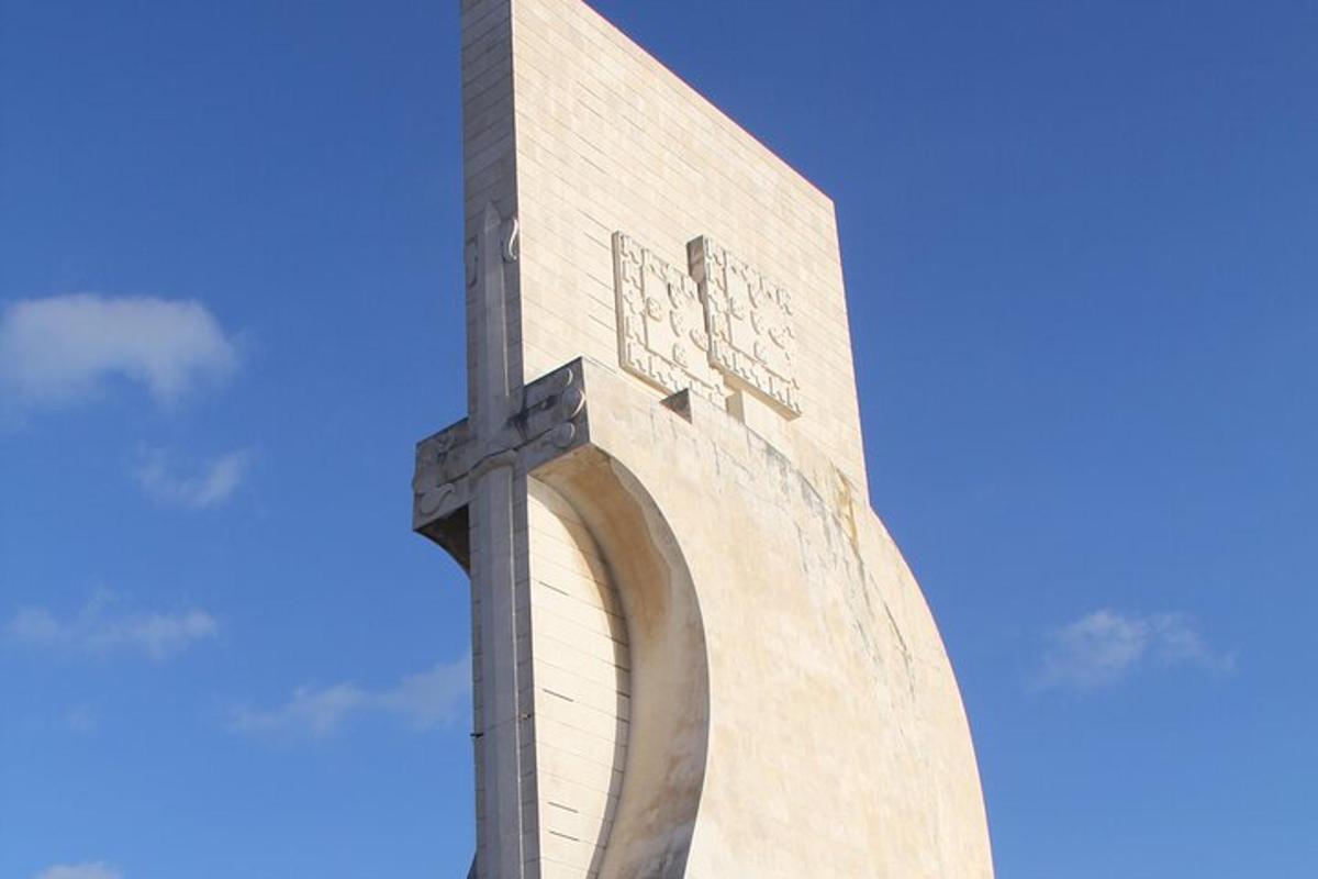 una cruz en el costado de un edificio