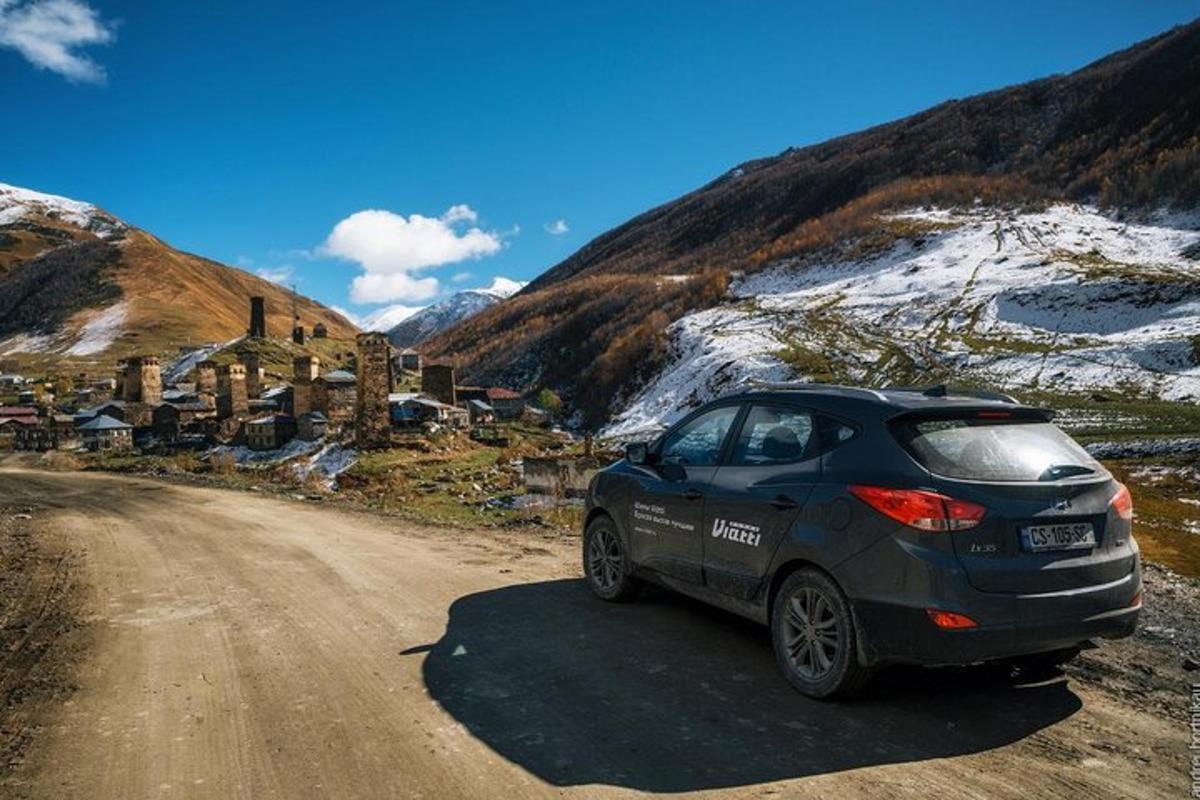 bíll lagður á malarvegi í fjöllunum