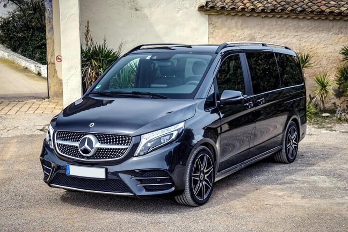 must Mercedes-Benzi auto pargitud parklasse
