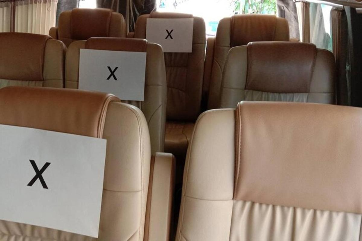 řada prázdných sedadel v autobuse