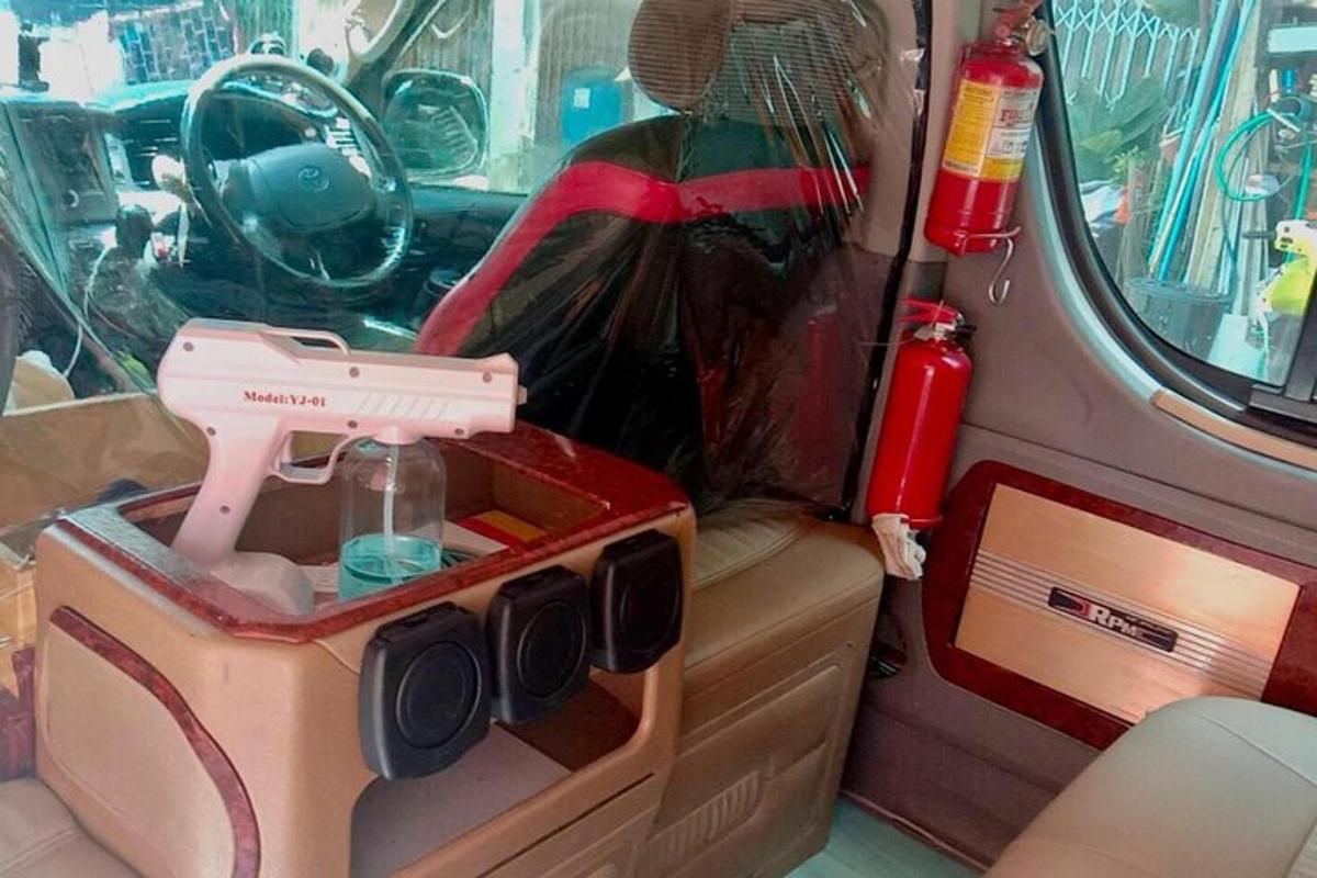 auto s hračkou v kufru