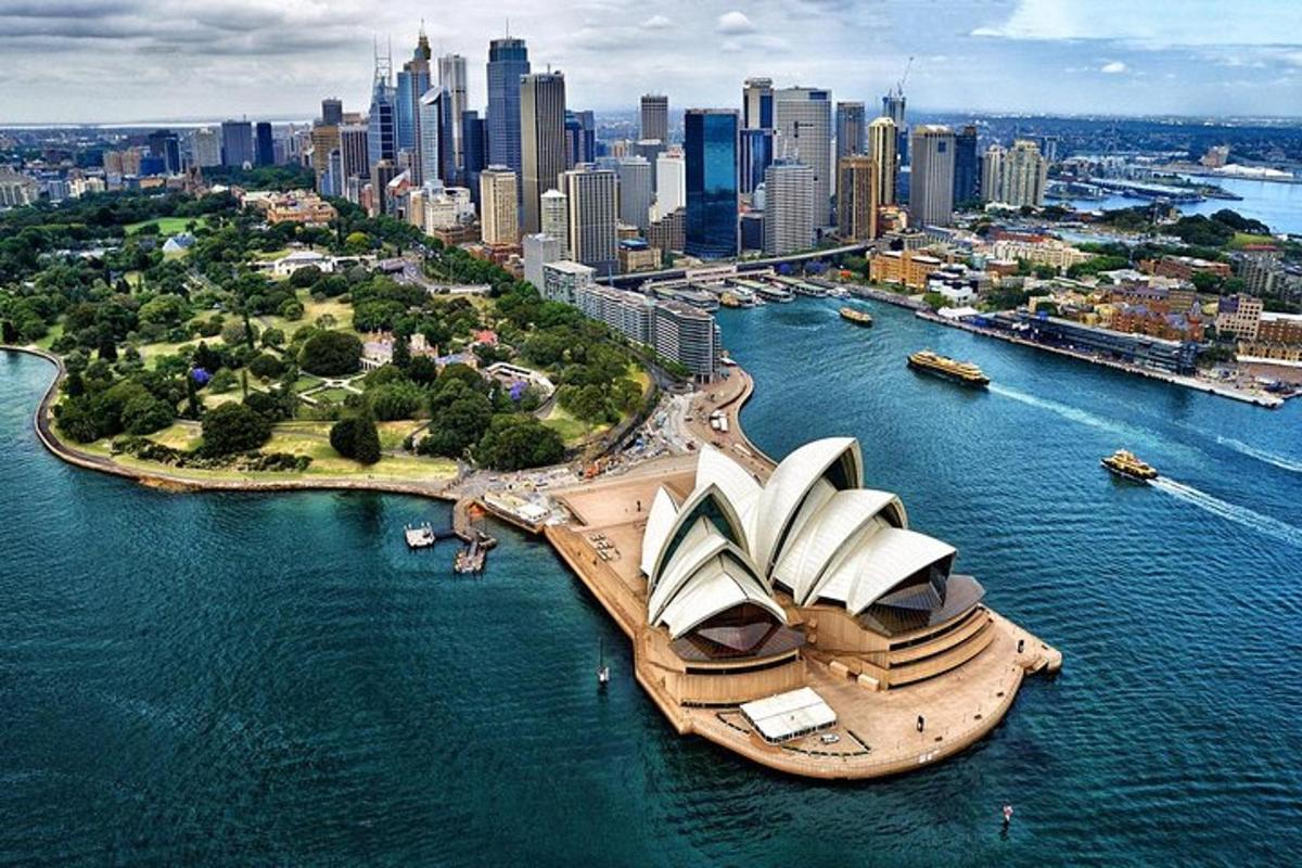 en luftfoto af Sydney Opera House og byen
