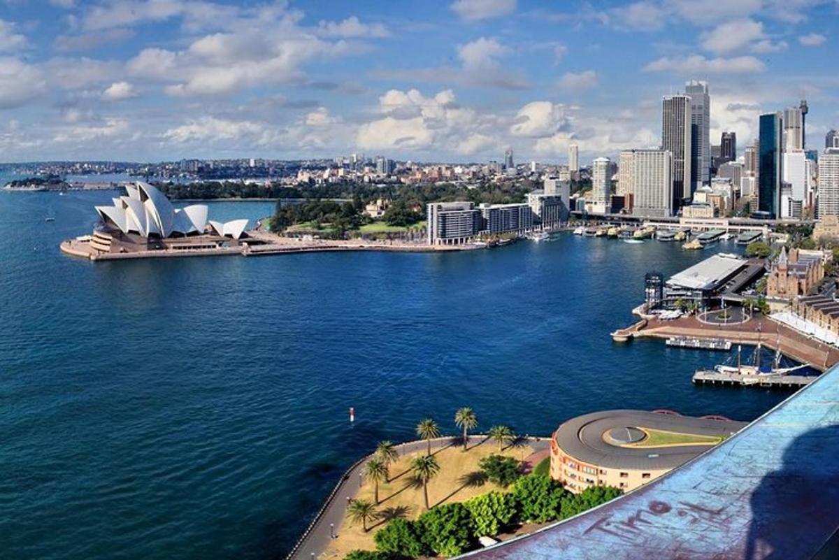 en luftfoto af Sydney Opera House og byen