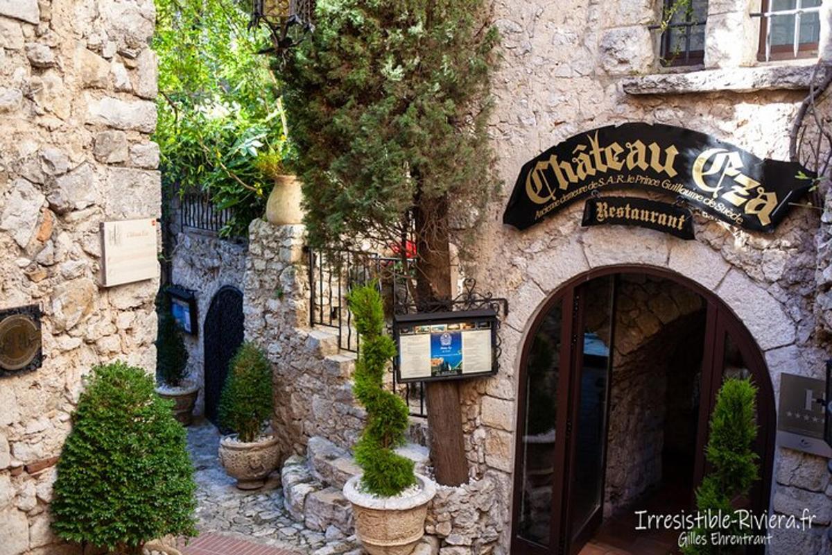 un edificio in pietra con un'insegna per un ristorante