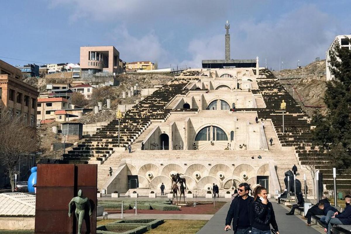 due persone che camminano davanti a un grande edificio
