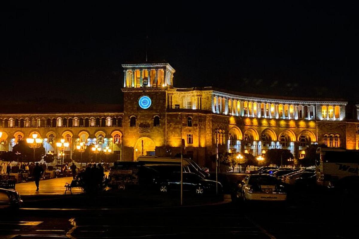 un grande edificio con una torre dell'orologio di notte