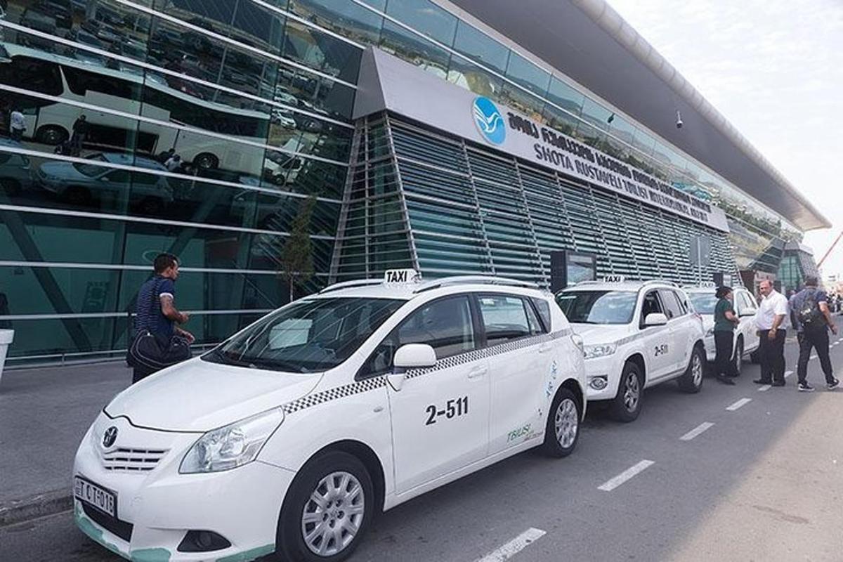 dua buah kereta putih diletakkan di hadapan sebuah bangunan