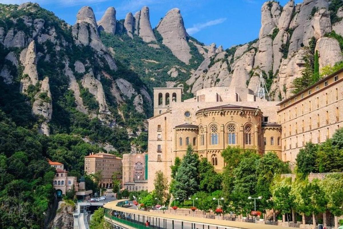 o clădire mare în fața unui munte