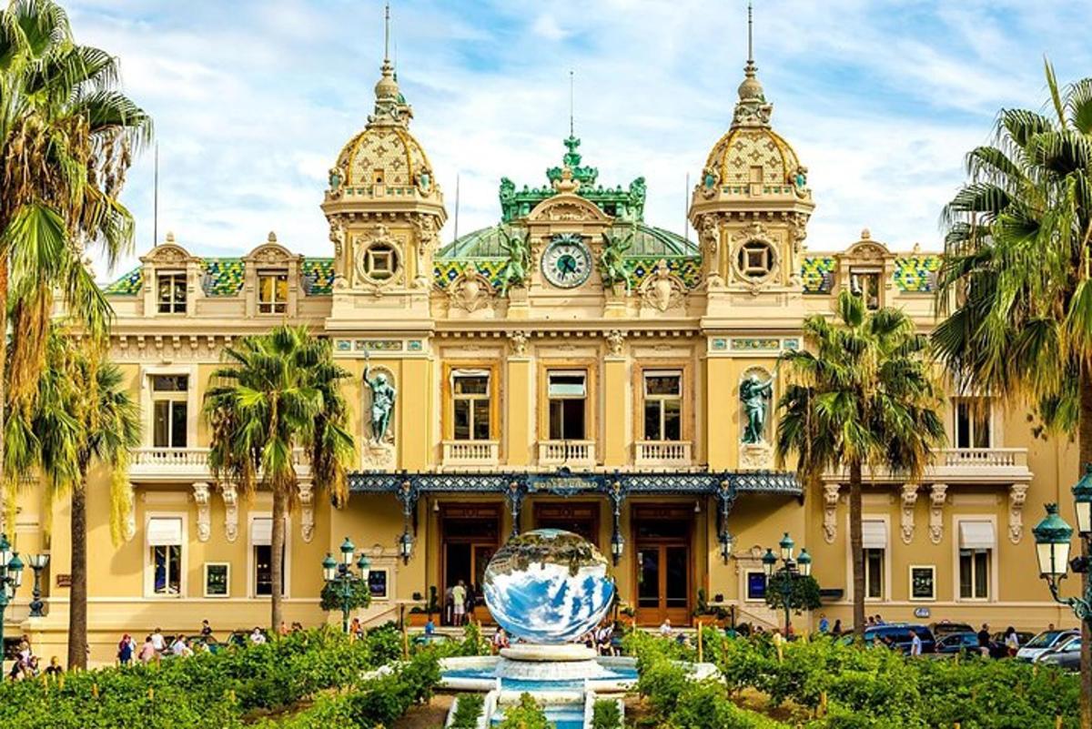 un grande edificio con una fontana di fronte