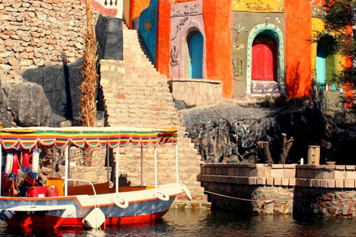 a small boat in the water next to a building