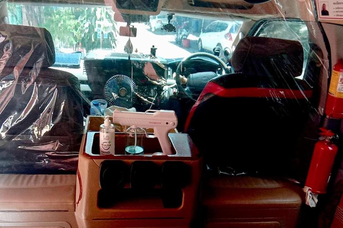 sebuah van dengan mesin jahit di belakangnya