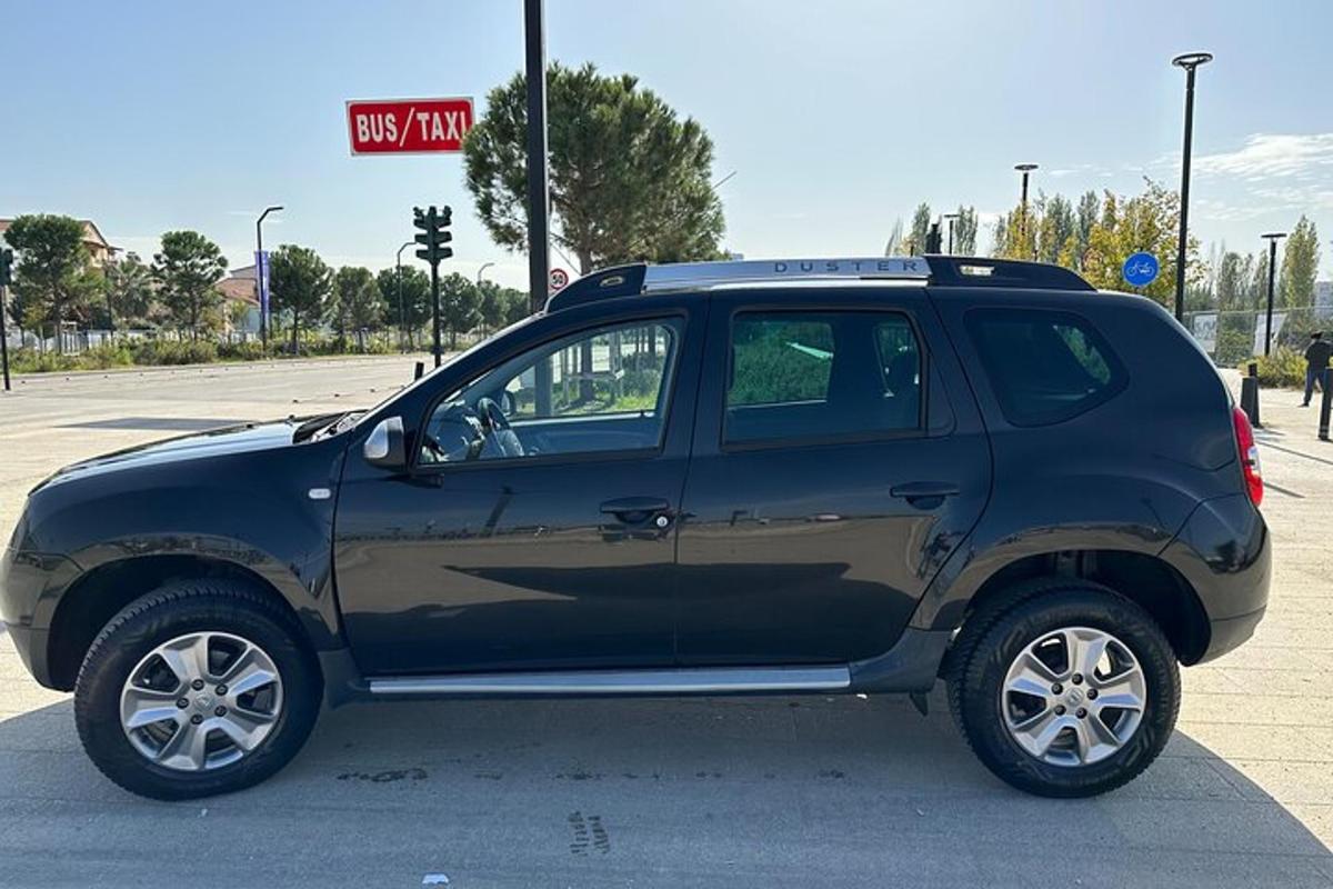 čierne SUV zaparkované na parkovisku