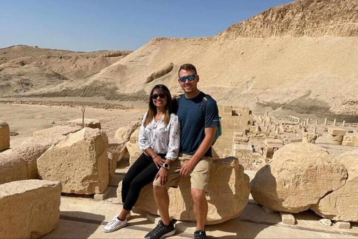 גבר ואישה יושבים על סלעים מול חפצים