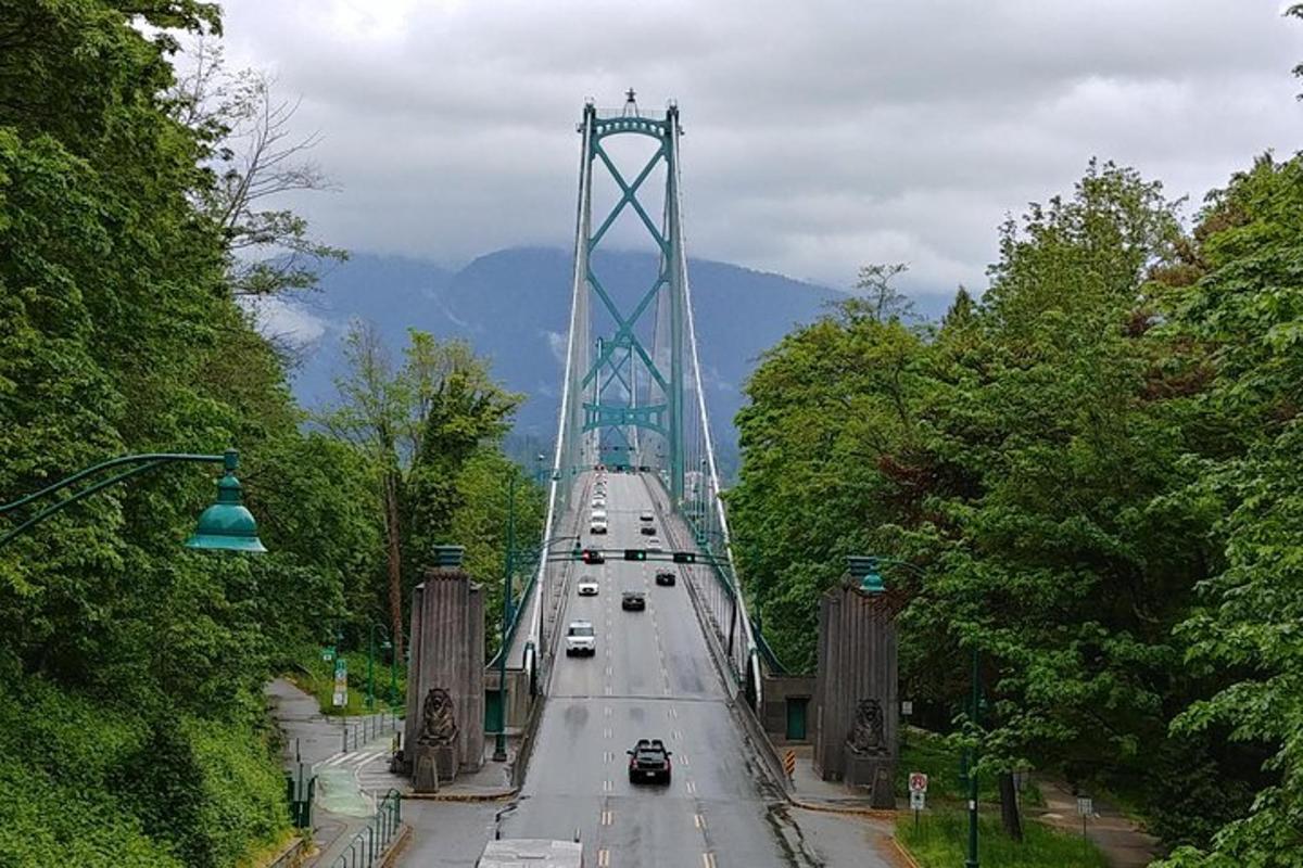 un ponte con auto sopra e montagne sullo sfondo