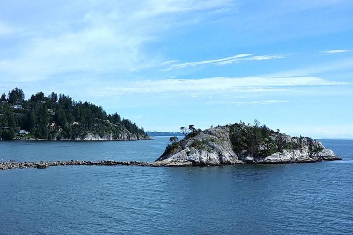 una piccola isola in mezzo all'acqua