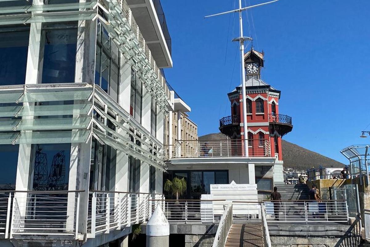 un edificio con una torre dell'orologio accanto a un edificio