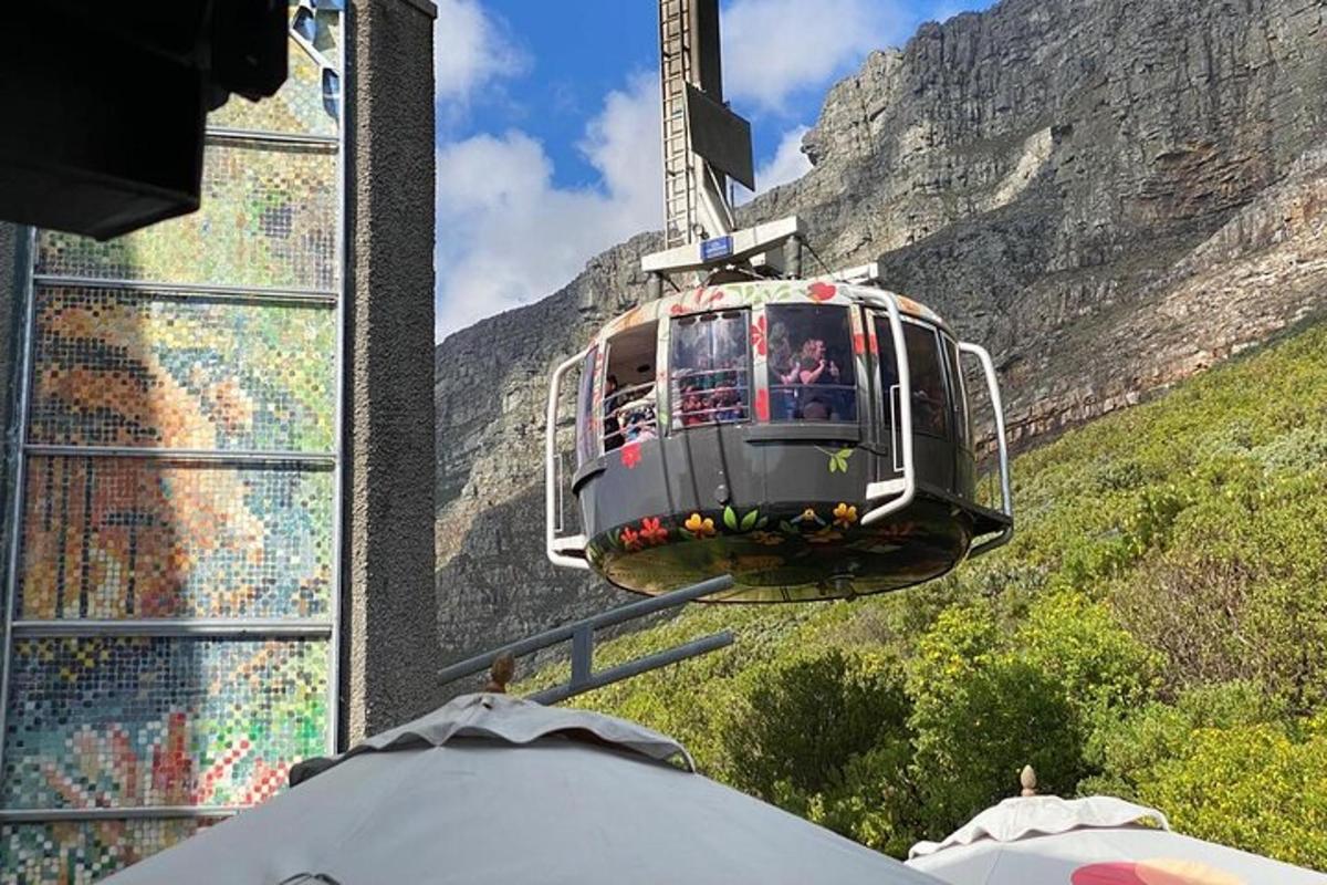 un teleférico frente a una montaña