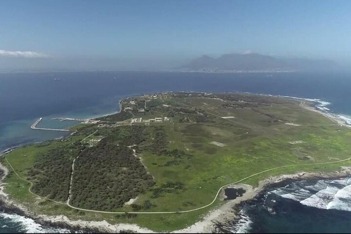 una vista aerea di un'isola nell'oceano