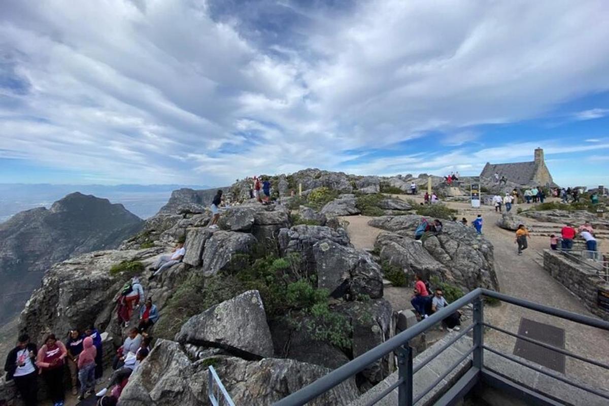 un grupo de personas de pie en la cima de una montaña