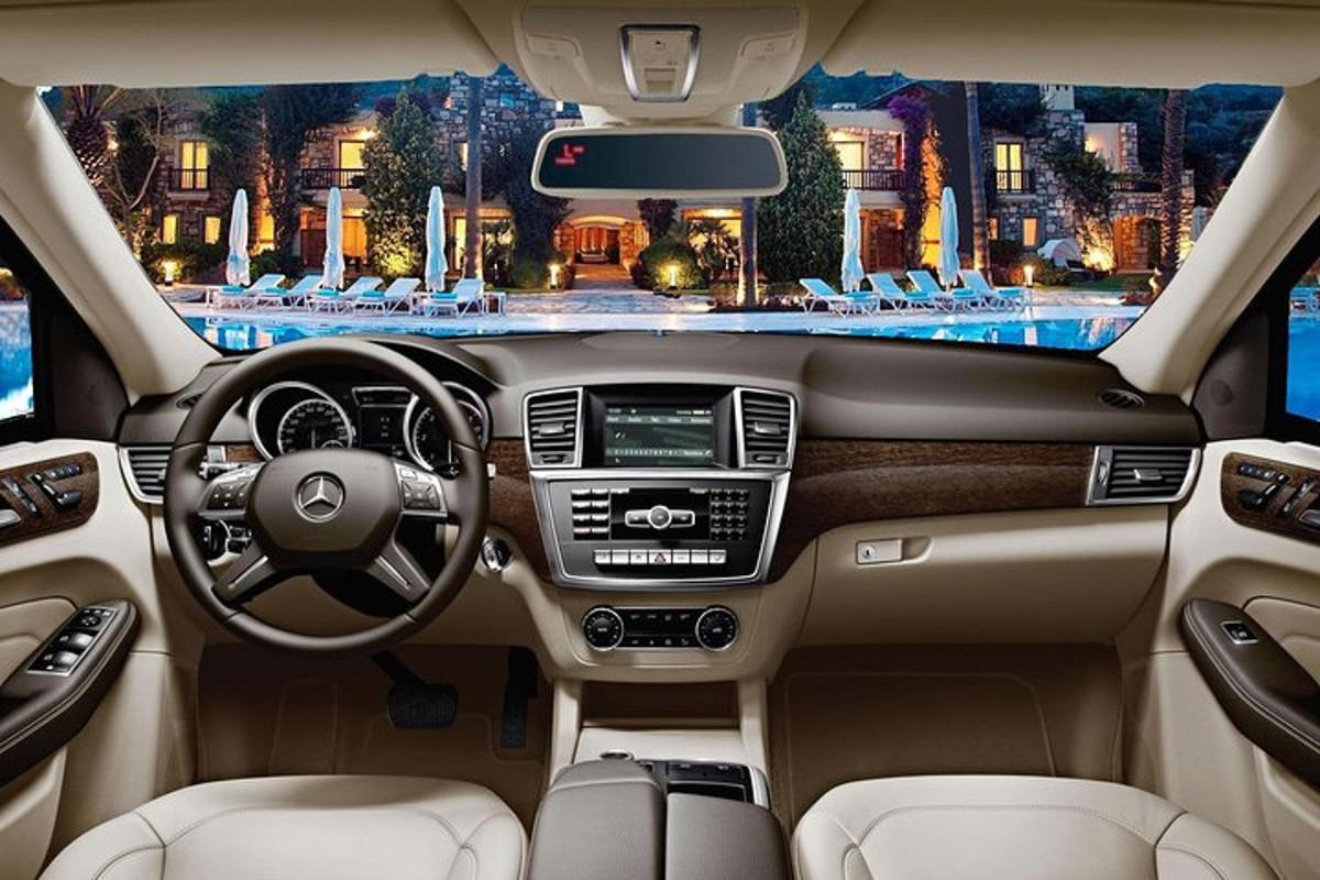 una vista dell'abitacolo di un'auto Acedes Benz