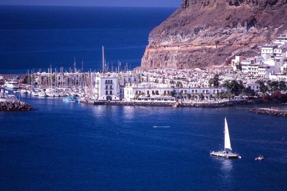 una barca a vela in acqua di fronte a una città