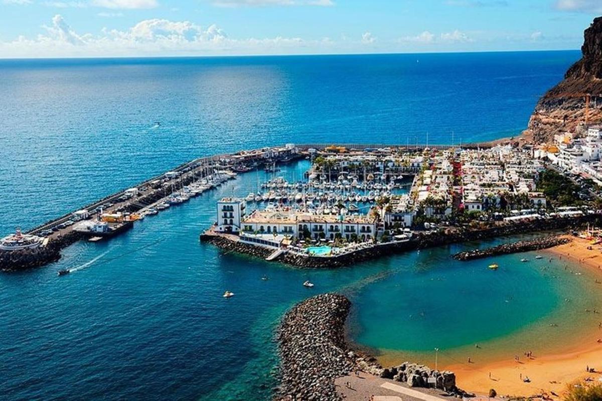 o vedere aeriană a unui port pe plajă