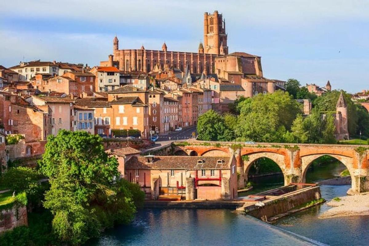 una vista di una città con un ponte e un fiume