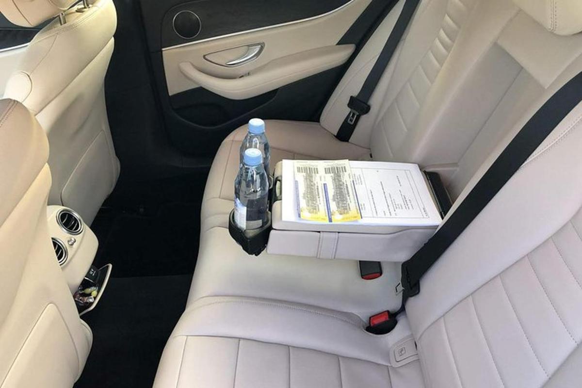 veepudel auto tagaistmel