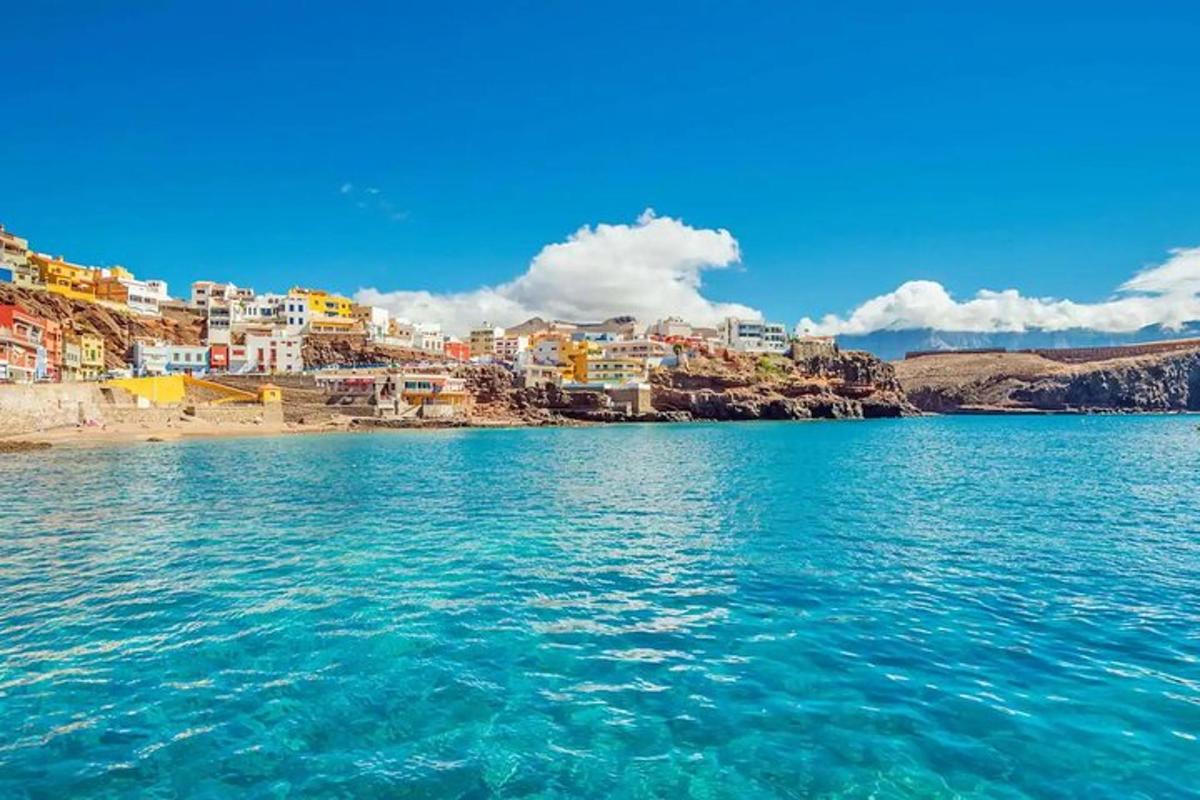 una vista di una città dall'acqua