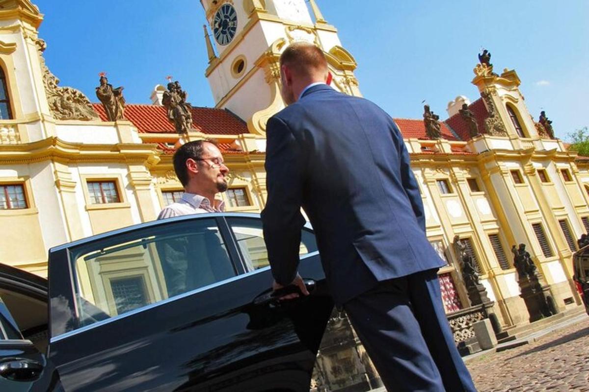 dva muži stojící vedle auta před budovou