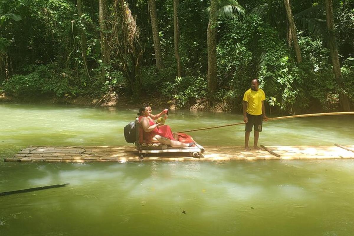 un home assegut en una bassa a l'aigua