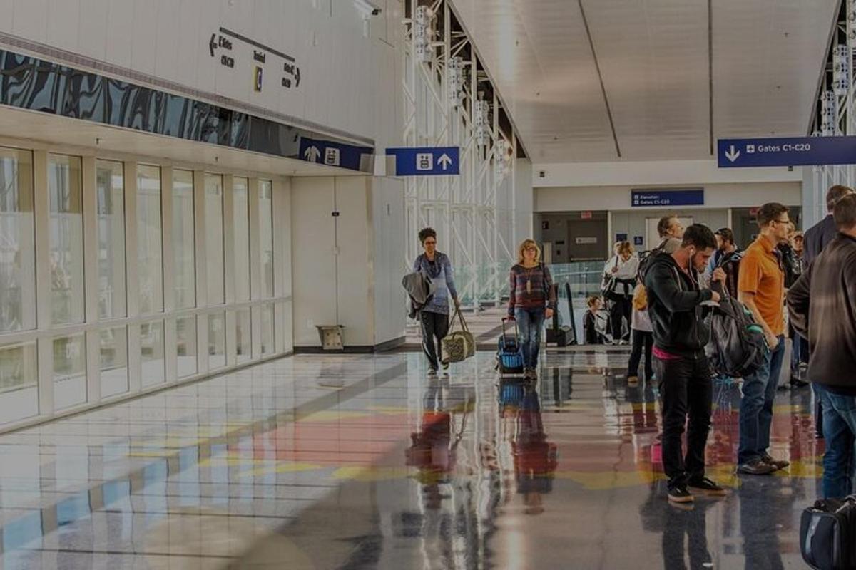 un gruppo di persone che camminano in un aeroporto