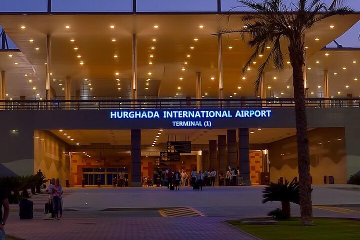 un grande edificio con un cartello che recita "aeroporto internazionale di Sorgetown"