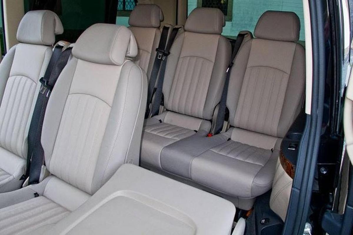 un sedile posteriore di un minivan con i sedili posteriori abbassati
