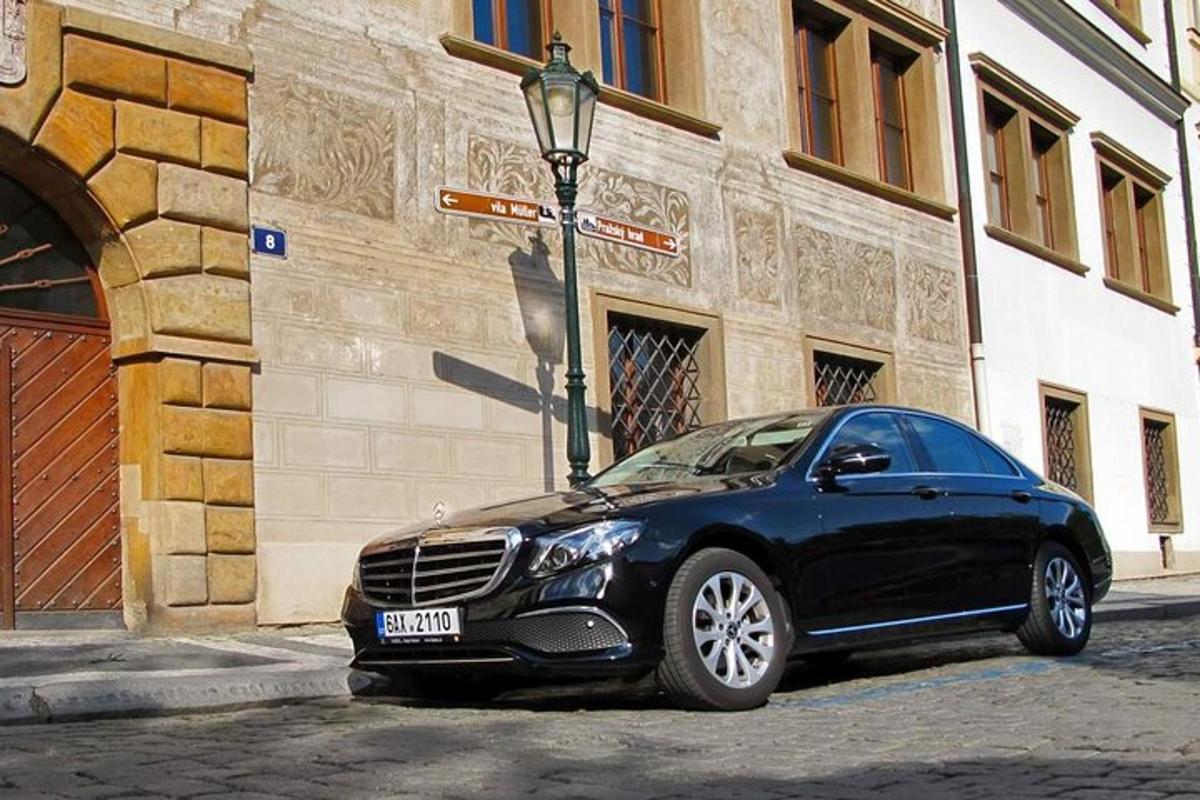 un'auto nera parcheggiata davanti a un edificio